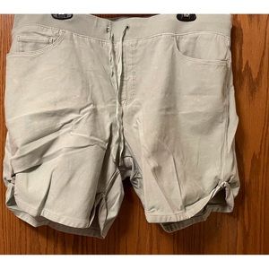 🔥🔥Ladies XL gently worn denim look shorts. Stretchy&comfy. Light green color.
